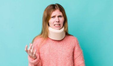 Kızıl saçlı, güzel bir kadın sinirli, sinirli ve sinirli görünüyor. kaza tasması konsepti