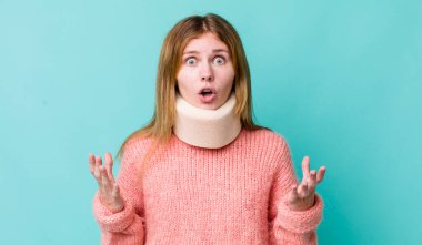 Kızıl saçlı güzel kadın inanılmaz bir sürprizle şaşkına dönmüş ve hayrete düşmüştü. kaza tasması konsepti