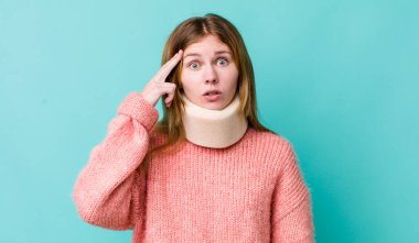 Kızıl saçlı güzel kadın şaşırmış görünüyor, yeni bir düşünce, fikir ya da konsept fark ediyor. kaza tasması konsepti