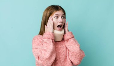 Kızıl saçlı güzel kadın mutlu, heyecanlı ve şaşırmış hissediyor. kaza tasması konsepti