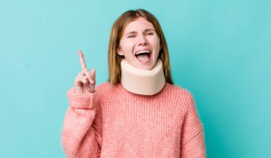 Kızıl saçlı, güzel bir kadın bir fikri fark ettikten sonra mutlu ve heyecanlı bir dahi gibi hissediyor. kaza tasması konsepti