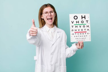 Kızıl saçlı güzel bir kadın gururlu, olumlu gülümsüyor. optik görüş testi konsepti