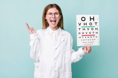 Kızıl saçlı güzel kadın kendini mutlu hissediyor ve inanılmaz bir şeye hayret ediyor. optik görüş testi konsepti