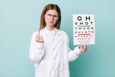 Kızıl saçlı güzel bir kadın kızgın, sinirli, asi ve agresif hissediyor. optik görüş testi konsepti