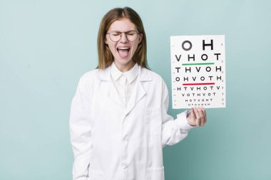 Kızıl saçlı, güzel bir kadın agresif bir şekilde bağırıyor, çok kızgın görünüyor. optik görüş testi konsepti