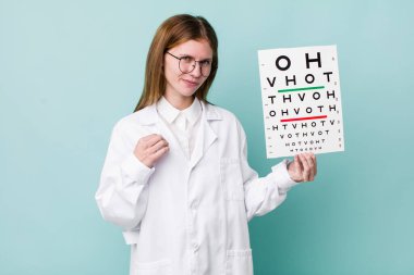 Kızıl saçlı güzel kadın kibirli, başarılı, pozitif ve gururlu görünüyor. optik görüş testi konsepti