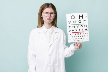 Kızıl saçlı, güzel bir kadın üzgün ve mızmızlanıyor. Mutsuz bir bakışı var ve ağlıyor. optik görüş testi konsepti