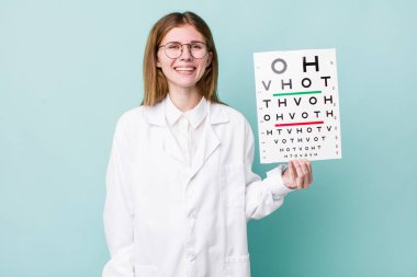 Kızıl saçlı güzel kadın mutlu ve hoş bir şekilde şaşırmış görünüyor. optik görüş testi konsepti