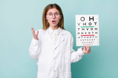 Kızıl saçlı güzel kadın çok şaşırmış ve şok olmuş hissediyor. optik görüş testi konsepti