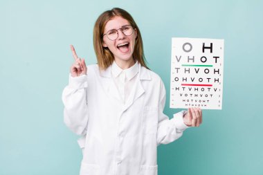 Kızıl saçlı, güzel bir kadın bir fikri fark ettikten sonra mutlu ve heyecanlı bir dahi gibi hissediyor. optik görüş testi konsepti