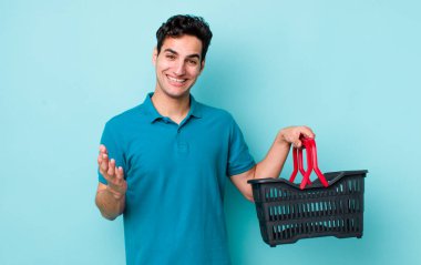 Yakışıklı İspanyol adam kendini mutlu hissediyor, bir çözüm ya da fikir bulduğuna şaşırıyor. Alışveriş sepeti konsepti