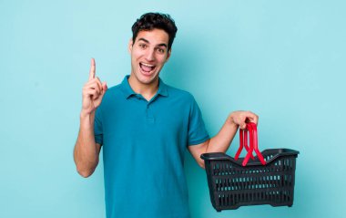 Yakışıklı İspanyol bir adam bir fikri fark ettikten sonra mutlu ve heyecanlı bir dahi gibi hissediyor. Alışveriş sepeti konsepti