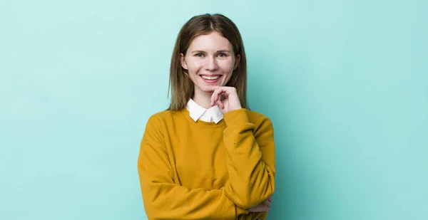 Cabeça Vermelha Mulher Bonita Olhando Feliz Sorrindo Com Mão Queixo — Fotografia de Stock