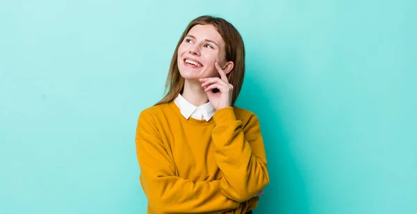 Cabeça Vermelha Mulher Bonita Sorrindo Feliz Sonhando Acordado Duvidar Olhando — Fotografia de Stock