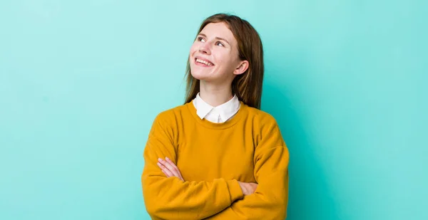 Cabeza Roja Bonita Mujer Sintiéndose Feliz Orgullosa Esperanzada Preguntándose Pensando — Foto de Stock