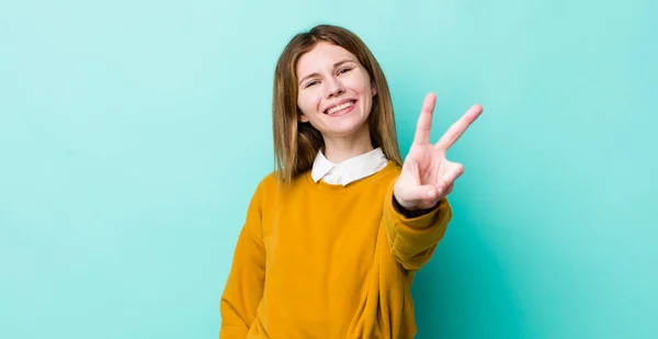 赤い頭の可愛い女性は笑顔で幸せそして気楽でポジティブで勝利や平和を片手に — ストック写真