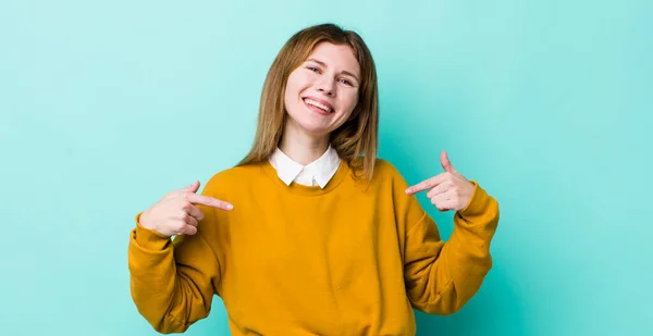 Červená Hlava Hezká Žena Vypadá Hrdě Arogantní Šťastný Překvapený Spokojený — Stock fotografie