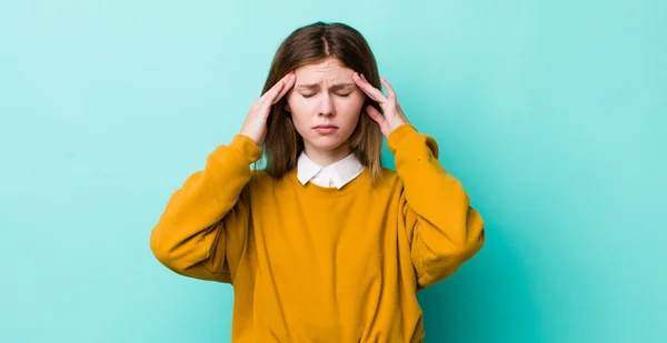 Rött Huvud Vacker Kvinna Ser Koncentrerad Omtänksam Och Inspirerad Brainstorming — Stockfoto