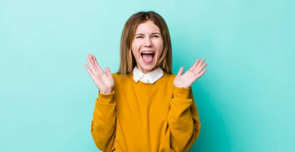 Rött Huvud Vacker Kvinna Känner Sig Glad Upphetsad Förvånad Eller — Stockfoto