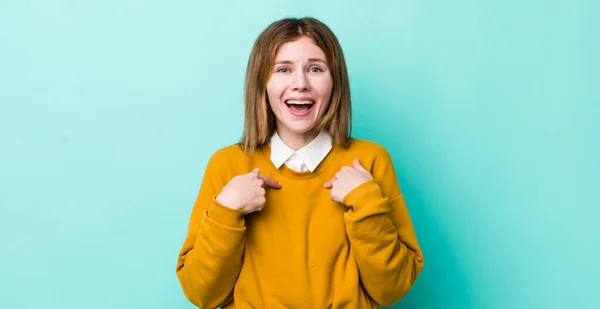 Rossa Bella Donna Testa Sentirsi Felice Sorpreso Orgoglioso Indicando Stessi — Foto Stock