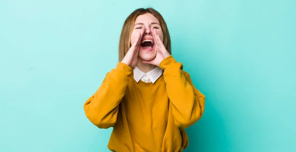 Rött Huvud Vacker Kvinna Känner Sig Glad Upphetsad Och Positiv — Stockfoto