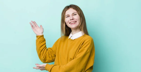 Cabeça Vermelha Mulher Bonita Sorrindo Orgulhosa Confiantemente Sentindo Feliz Satisfeito — Fotografia de Stock