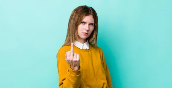 Rousse Jolie Femme Sentant Colère Agacé Rebelle Agressif Retournant Majeur — Photo