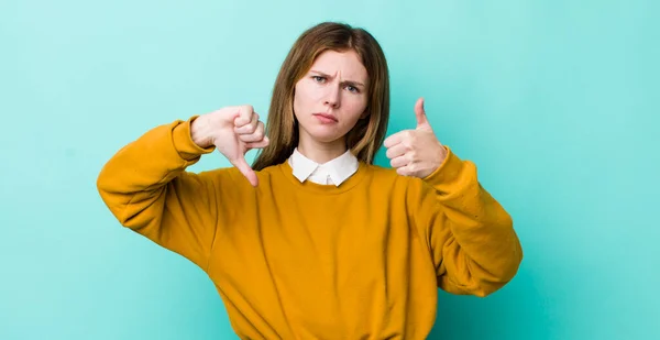 Cabeza Roja Bonita Mujer Sintiéndose Confundida Despistada Insegura Ponderando Bueno —  Fotos de Stock