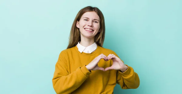 Roter Kopf Hübsche Frau Die Lächelt Und Sich Glücklich Fühlt — Stockfoto