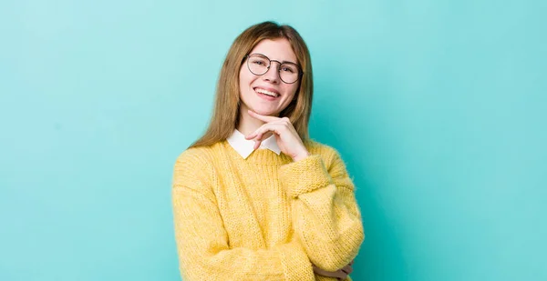 Roter Kopf Hübsche Frau Lächelnd Das Leben Genießend Glücklich Freundlich — Stockfoto