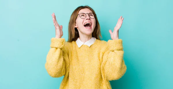 Cabeza Roja Bonita Mujer Sintiéndose Feliz Asombrada Afortunada Sorprendida Celebrando —  Fotos de Stock