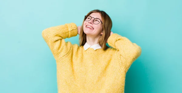 Rote Kopf Hübsche Frau Lächelt Und Fühlt Sich Entspannt Zufrieden — Stockfoto