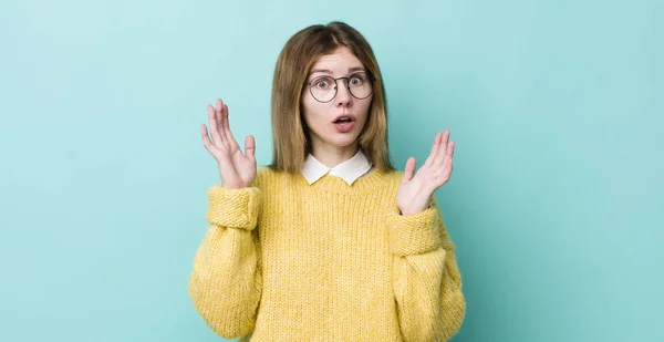 Rood Hoofd Mooi Vrouw Kijken Geschokt Verbaasd Met Kaak Gedaald — Stockfoto