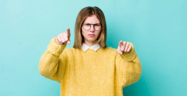 Cabeza Roja Bonita Mujer Apuntando Hacia Adelante Cámara Con Los — Foto de Stock