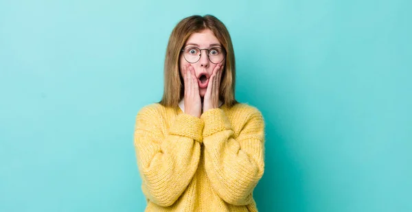 Red Head Pretty Woman Feeling Shocked Scared Looking Terrified Open — Stock Photo, Image