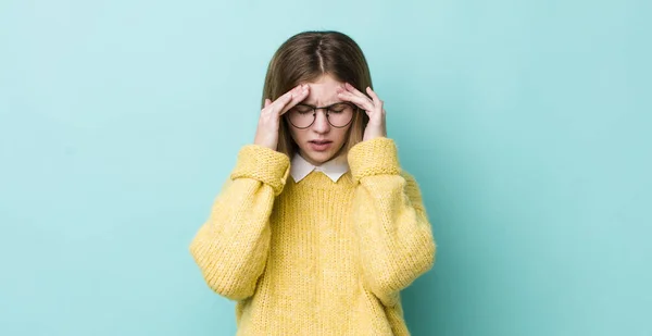 Rojo Cabeza Bonita Mujer Buscando Estresado Frustrado Trabajando Bajo Presión — Foto de Stock