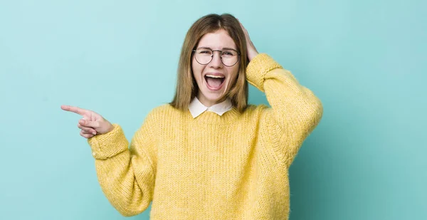 Cabeça Vermelha Mulher Bonita Rindo Olhando Feliz Positivo Surpreso Percebendo — Fotografia de Stock