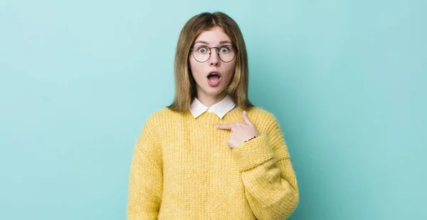 Rote Kopf Hübsche Frau Sieht Schockiert Und Überrascht Mit Weit — Stockfoto