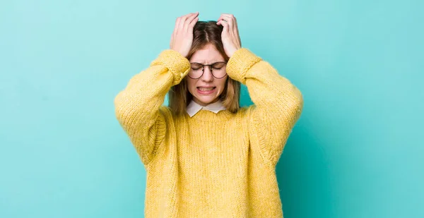 Rött Huvud Vacker Kvinna Känner Sig Stressad Och Orolig Deprimerad — Stockfoto