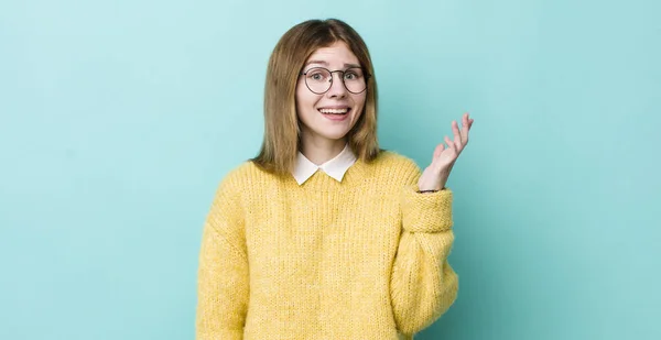 Hübsche Frau Mit Rotem Kopf Die Sich Glücklich Überrascht Und — Stockfoto