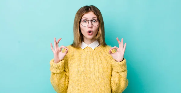 Rossa Testa Bella Donna Sensazione Scioccato Stupito Sorpreso Mostrando Approvazione — Foto Stock