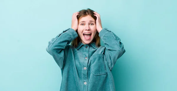 Roter Kopf Hübsche Frau Die Die Hände Zum Kopf Hebt — Stockfoto