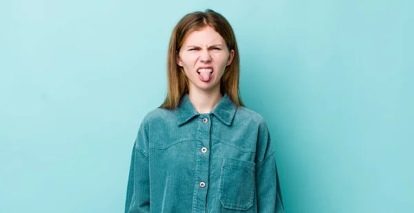 Rote Kopf Hübsche Frau Angewidert Und Irritiert Die Zunge Herausstreckt — Stockfoto
