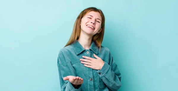 Cabeça Vermelha Mulher Bonita Sentindo Feliz Apaixonada Sorrindo Com Uma — Fotografia de Stock