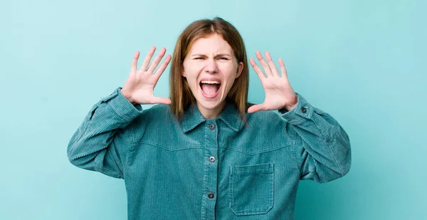 Cabeza Roja Bonita Mujer Gritando Pánico Ira Conmocionada Aterrorizada Furiosa — Foto de Stock