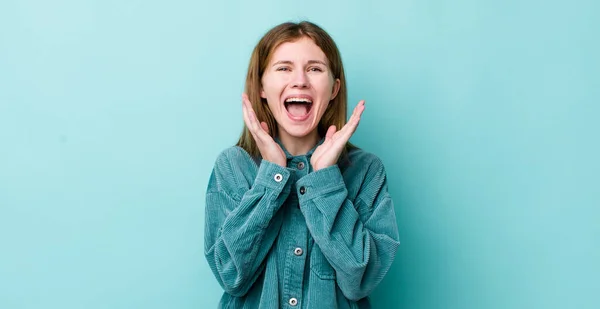 Hübsche Frau Mit Rotem Kopf Schockiert Und Aufgeregt Lachend Erstaunt — Stockfoto