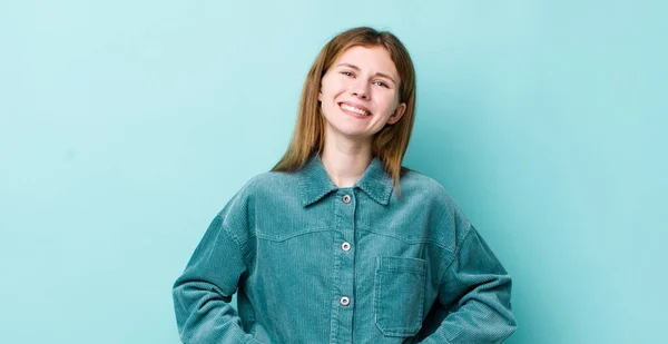 Rote Kopf Hübsche Frau Lächelt Fröhlich Und Lässig Mit Einem — Stockfoto