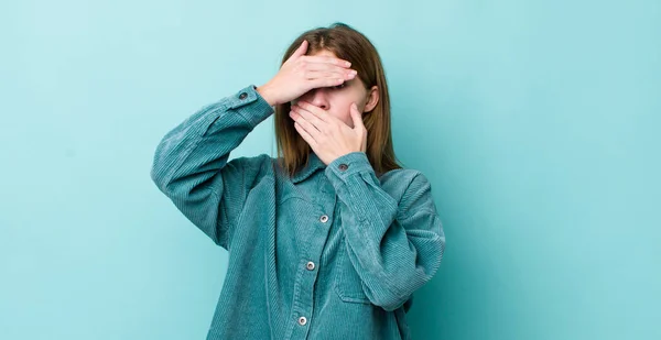 Tête Rouge Jolie Femme Couvrant Visage Avec Les Deux Mains — Photo