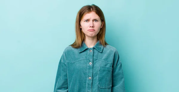 Hübsche Frau Mit Rotem Kopf Traurig Und Gestresst Aufgebracht Wegen — Stockfoto