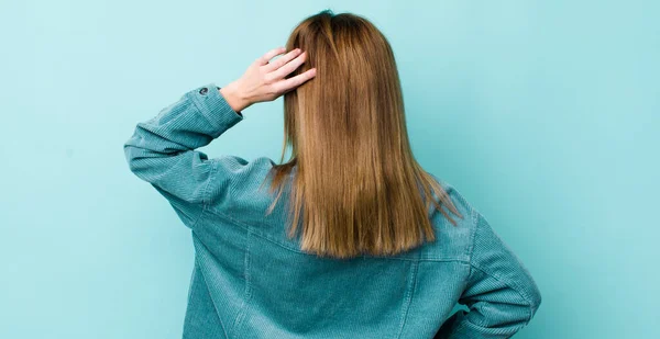 Cabeza Roja Bonita Mujer Sintiéndose Despistada Confundida Pensando Una Solución — Foto de Stock